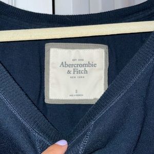 A&F 3/4 length navy top!